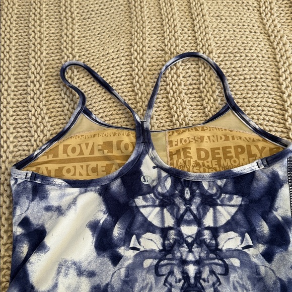 Lululemon- Blue and White Tie-Dye crop top with build in bra Tank Top size 4 - Picture 3 of 7
